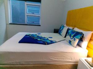 Ένα ή περισσότερα κρεβάτια σε δωμάτιο στο Neo & Ruks Rooms Parow 5
