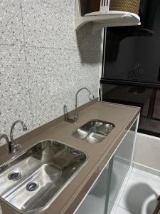 een aanrecht met twee kranen op een aanrecht bij Flat Varandas do Porto Residence in Porto De Galinhas