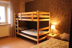Двухъярусная кровать или двухъярусные кровати в номере Ubytování U Morisse