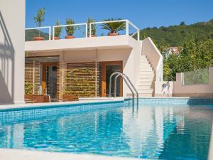 uma villa com uma piscina e uma casa em Hotel Casa del Mare - Blanche em Herceg Novi