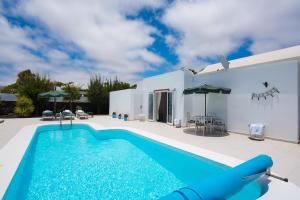 a villa with a swimming pool and a house at Villa Pippa in Puerto del Carmen