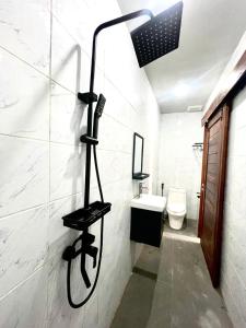 baño con ducha en la pared en Lestari Homestay Jimbaran, en Jimbaran 10 fotos más
