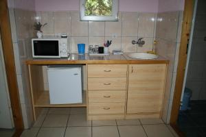 Kuchyň nebo kuchyňský kout v ubytování Sobe Rooms Szobák Zimmer KIS