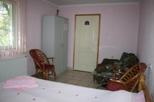 Postel nebo postele na pokoji v ubytování Sobe Rooms Szobák Zimmer KIS