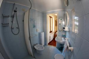 Ett badrum på Primavera Mini Hotel