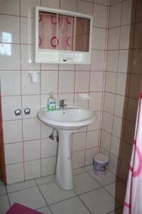 Koupelna v ubytování Sobe Rooms Szobák Zimmer KIS