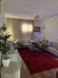 un salon avec des canapés et une table dans l'établissement بيت الطائف21 إقامة فاخرة وأجواء شعبية رائعة, à Taif