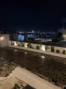 - une vue sur la ville la nuit dans l'établissement بيت الطائف21 إقامة فاخرة وأجواء شعبية رائعة, à Taif