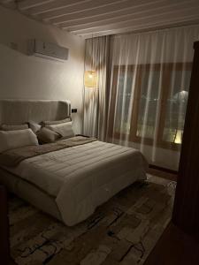 une chambre avec un grand lit et une fenêtre dans l'établissement بيت الطائف21 إقامة فاخرة وأجواء شعبية رائعة, à Taif