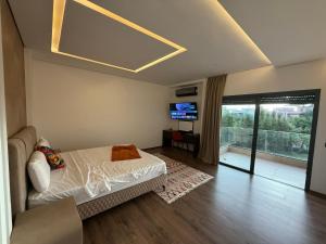 マラケシュにあるArgan Golf Villa 4-bed Marrakechの部屋にベッドとテレビがある寝室 +14枚の写真