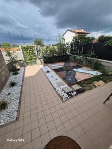 a backyard with a garden with rocks and a fence at Confortevole alloggio in Piacenza