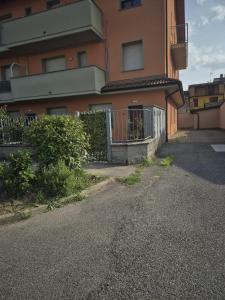 an empty street in front of a building at Confortevole alloggio in Piacenza +15 photos