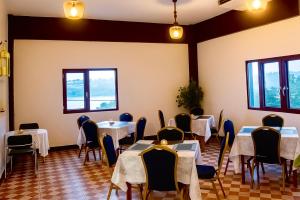 ポートビラにあるCrown Royale Hotel & Loungeのテーブルと椅子と窓のあるダイニングルーム +13枚の写真