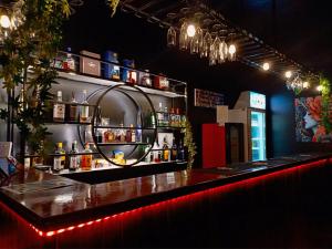 ポートビラにあるCrown Royale Hotel & Loungeのカウンター付きのバーとアルコール飲料棚