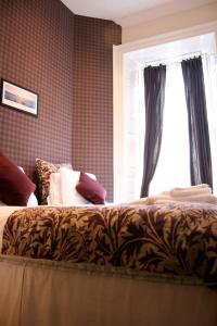 um quarto com uma cama e uma janela em Royal Mile Group Apartments em Edimburgo