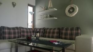 sala de estar con sofá y mesa de cristal en Jurata Apartment, en Jurata