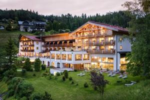 una vista aérea de un hotel en Inntaler Hof, en Seefeld in Tirol