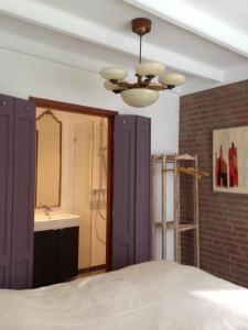 - une chambre avec un ventilateur de plafond et un lavabo dans l'établissement Hofje7, à Groesbeek