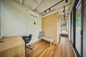 an office with a desk and a chair in a room at Sakanaya Stay in Kona