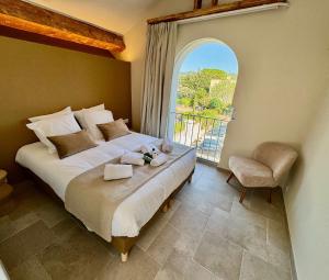 una camera da letto con un letto con due orsacchiotti sopra di Villa Onyra - Cabane du midi - Appartement avec terrasse à 100m de la mer a Les Lecques