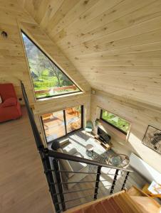 una vista dall'alto di una piccola casa con un tavolo di vetro di Lodge de la WEISS a Lapoutroie