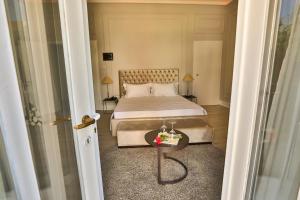 1 dormitorio con 1 cama y 1 mesa en una habitación en Padam Boutique Hotel, en Tirana
