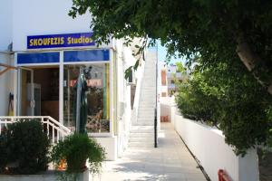 Fasadas ar įėjimas į apgyvendinimo įstaigą Skoufezis Studios