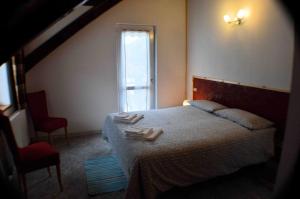 een slaapkamer met een bed met twee handdoeken erop bij Residence Arvinei in Malesco