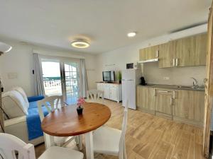 a kitchen and a dining room with a table and a kitchen at Gregal - Castell Sol - Arenal de Castell in Arenal d'en Castell