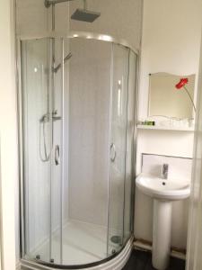 een badkamer met een douche en een wastafel bij INGRAM ARMS HOTEL, HATFIELD in Doncaster