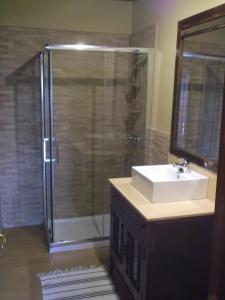 een badkamer met een douche en een wastafel bij Finca Esperanza in Yaiza