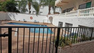 einen Balkon mit Poolblick in der Unterkunft Apartment Club San Antonio in Torremolinos