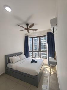 a bedroom with a bed and a ceiling fan at Bali Premier Residence Melaka in Melaka
