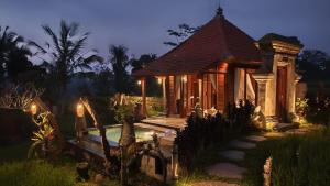 una pequeña casa con una piscina frente a ella en Pondok Dudu Harmony of Nature and Comfort, en Tampaksiring 9 fotos más