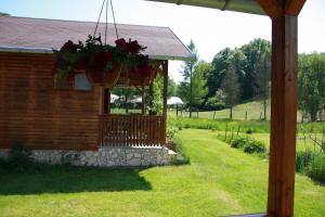 A garden outside Romantyk vendégház