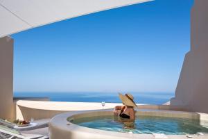 Bazen v nastanitvi oz. blizu nastanitve Skyfall Suites - Adults Only