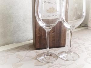 two wine glasses sitting next to a wooden box at Apartment Hotel Mimoza - Vacation STAY 87843v in Sumoto