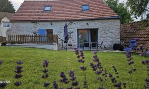 SeraincourtにあるLa Grangeの紫花の家