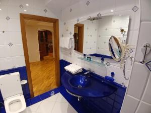 Ένα μπάνιο στο F1 Luxury Apartment +25 φωτογραφίες