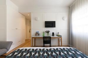 TV a/nebo společenská místnost v ubytování Lily & Bloom Boutique Hotel