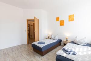 En eller flere senge i et værelse på FLEX Aparts - möblierte 2-Raum Wohnung zentrumsnah in Zwickau