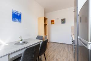 Køkken eller tekøkken på FLEX Aparts - möblierte 2-Raum Wohnung zentrumsnah in Zwickau + 16 billeder