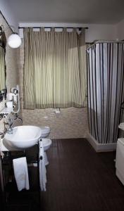 bagno con lavandino bianco e doccia di GaiaChiara Resort a Caserta