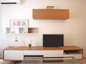 a living room with a desk with a tv at ApartUP L'Umbracle in Valencia