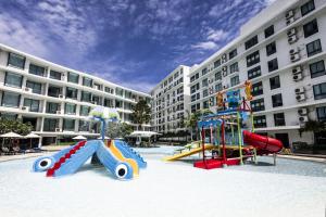 een speeltuin voor een groot appartementencomplex bij Bright 41 m² Condo Pools Beach Shuttle S6502 in Rawai Beach
