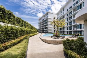 een appartementencomplex met een binnenplaats met een zwembad bij Bright 41 m² Condo Pools Beach Shuttle S6502 in Rawai Beach