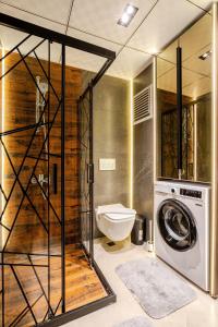 Ένα μπάνιο στο 5 Min to the Sea, Luxury 1BR, Pool & Air Conditioning & Fast WiFi