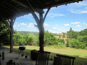 PomportにあるSpacious detached family home with large covered terrace and large gardenの焼き家の玄関からの眺め