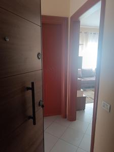 una puerta que da a una habitación en Keti APT, en Kashari