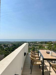 a table and chairs on a balcony with a view at Les Flors de Cunit Villa Liria in Cunit